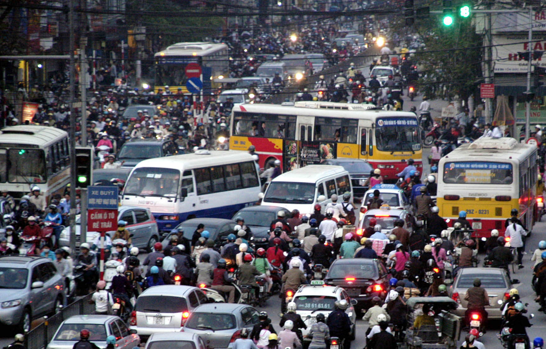 Giải quyết tình trạng ùn tắc giao thông tại Hà Nội là một lộ trình không hề đơn giản (17/1/2017)